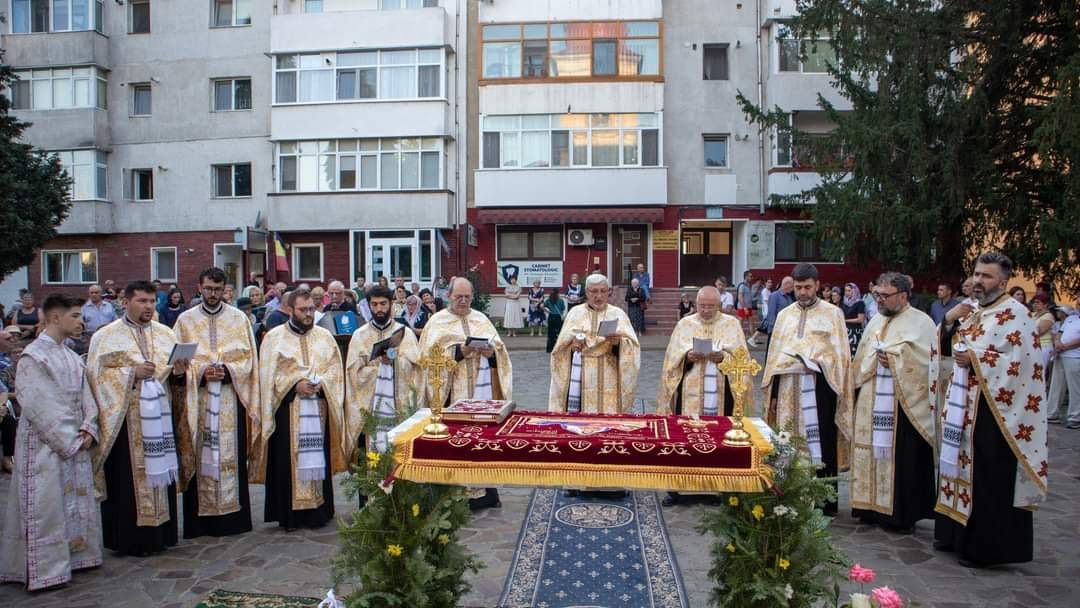 Sfânta Liturghie de hram, oficiată în curtea bisericii