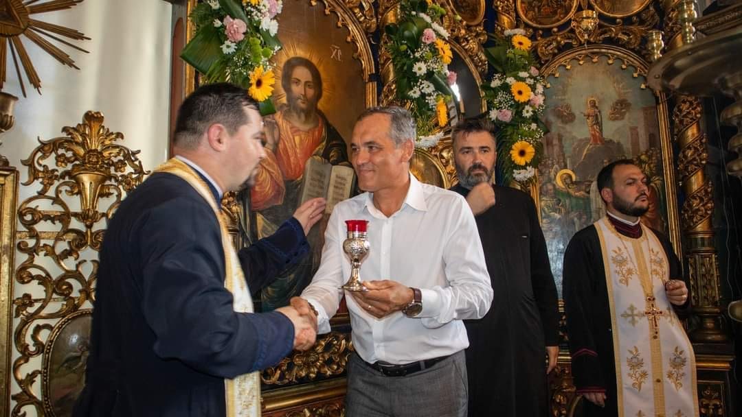 Credincioși și clerici în fața catapetesmei aurite