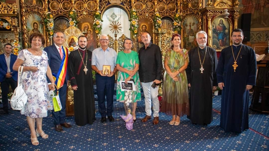 Credincioși la slujbă, în interiorul pictat al bisericii