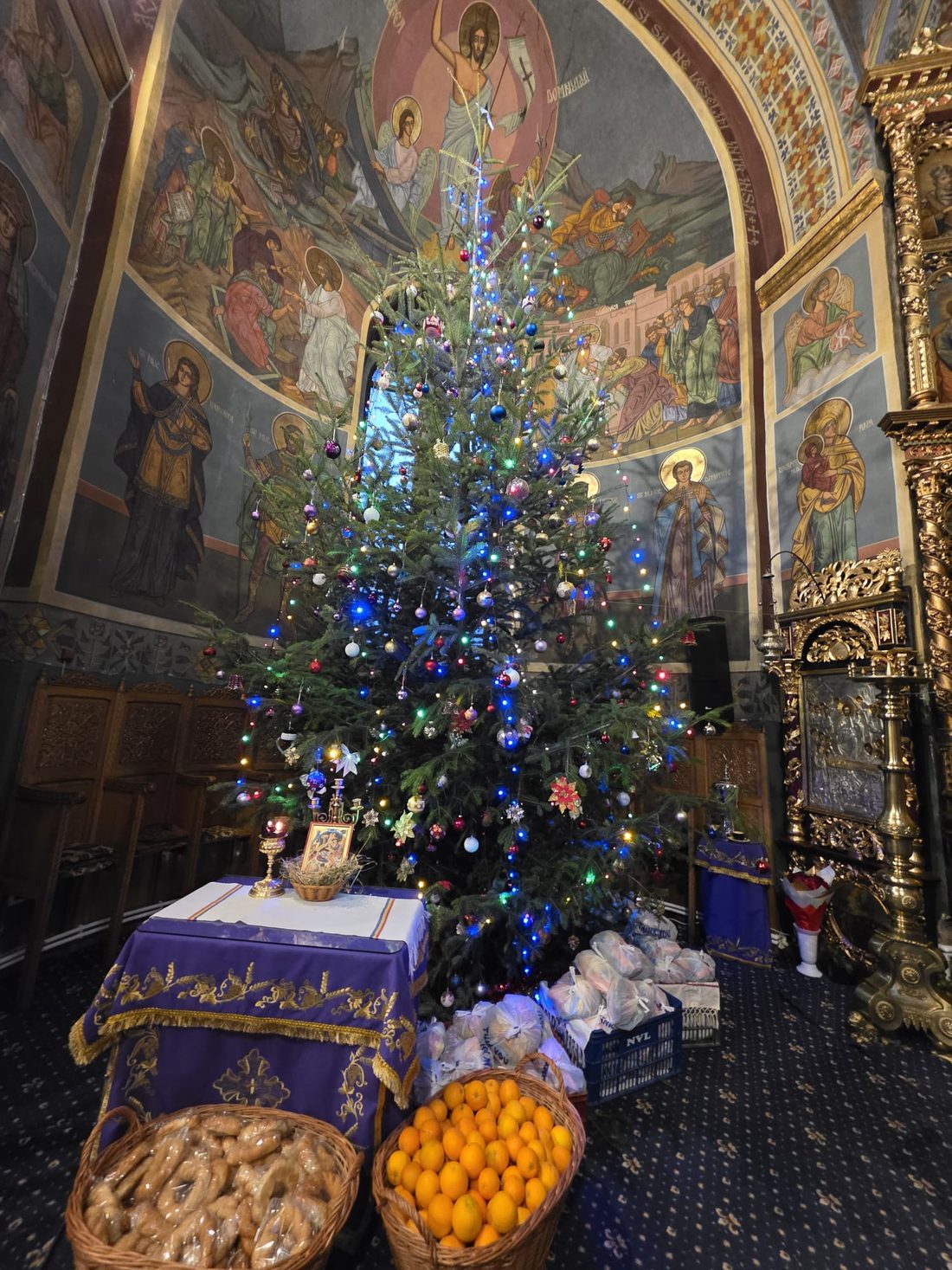 Bradul de Crăciun și pictura din altar
