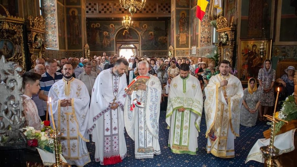Interiorul Bisericii Precista – pictură în frescă și catapeteasma